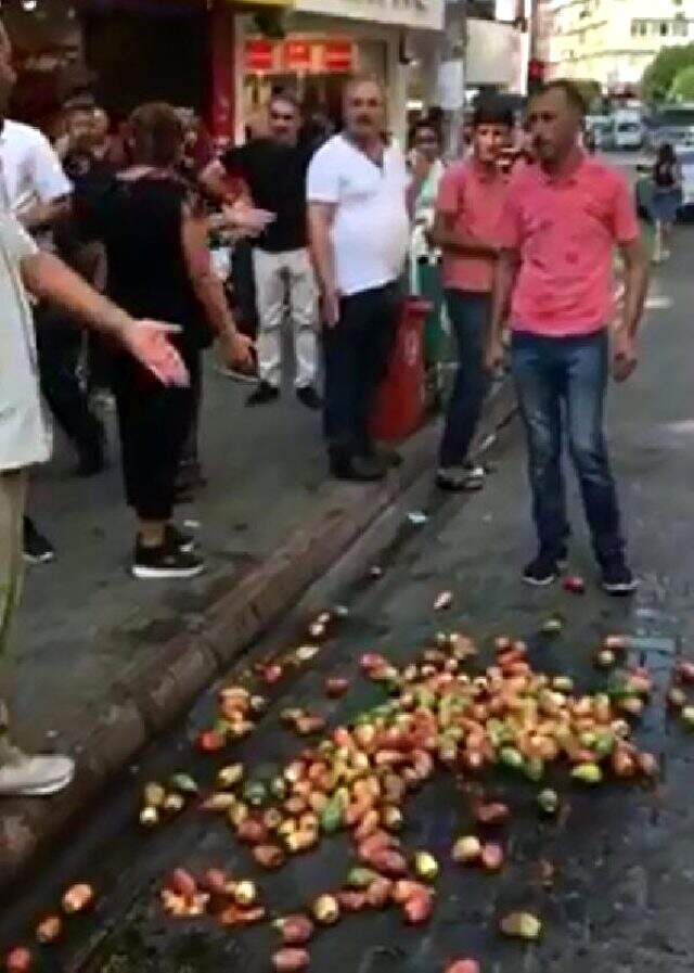 Zabıta seyyar satıcının incirlerini döktü, çevredekiler tepki gösterdi