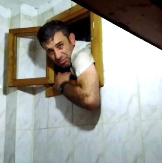 Aranan zanlı, yakalanmamak için kadın kıyafetiyle evine girip çıkıyormuş