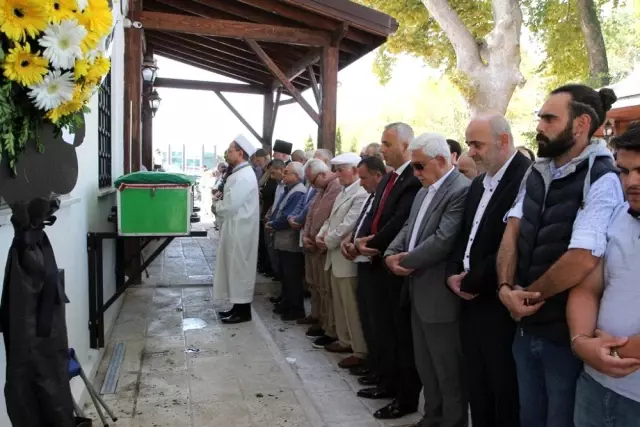 Başkan Babaoğlu'nun teyzesi son yolculuğuna uğurlandı Başkan Babaoğlu'nun teyzesi son yolculuğuna uğurlandı