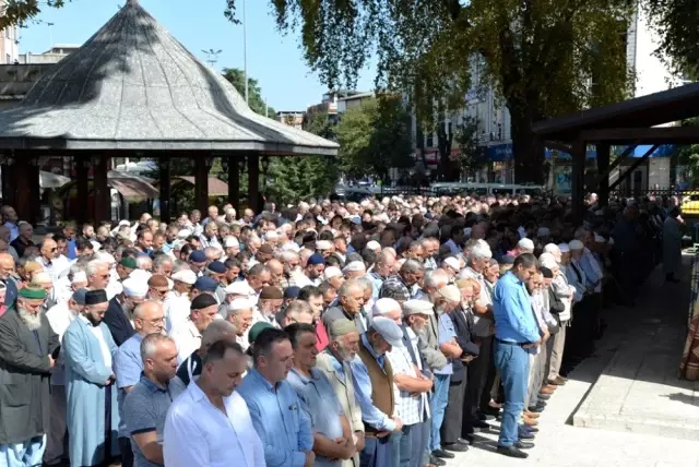 Başkan Babaoğlu'nun teyzesi son yolculuğuna uğurlandı Başkan Babaoğlu'nun teyzesi son yolculuğuna uğurlandı