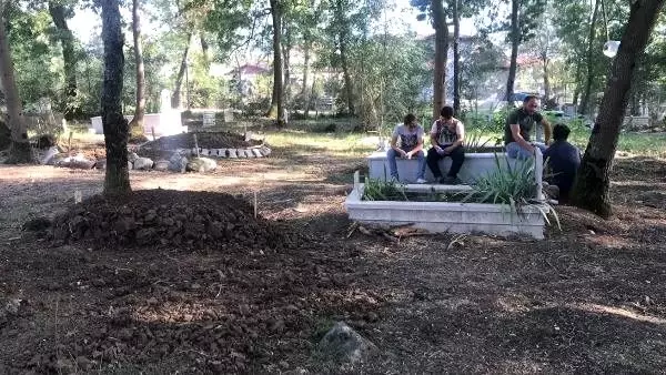 Dışlandığı iddia edilen 9 yaşındaki çocuk mezarlık kapısına kendisini astı Dışlandığı iddia edilen 9 yaşındaki çocuk mezarlık kapısına kendisini astı