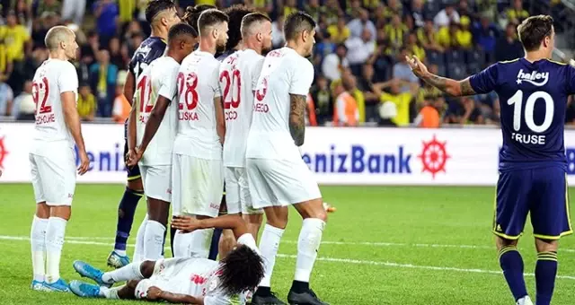 Eski Fenerbahçeli Aatıf, Kadıköy'deki performansıyla tepki çekti! Eski Fenerbahçeli Aatıf, Kadıköy'deki performansıyla tepki çekti!