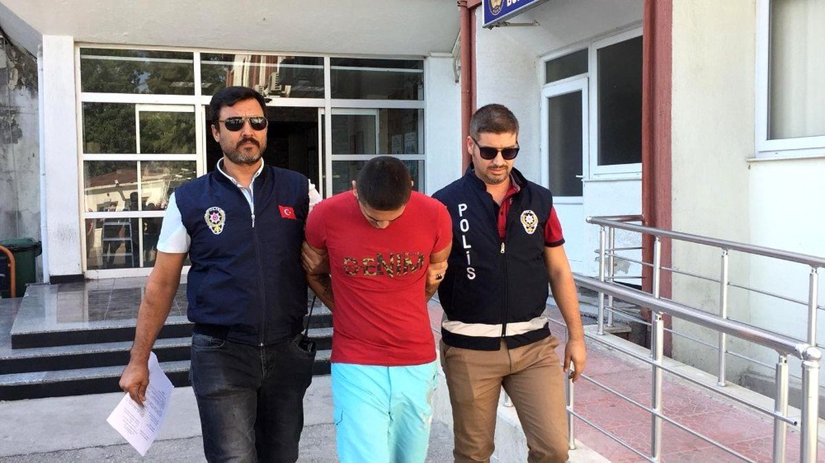 'Ev hapsinden neden kaçtınız' diyen gazetecilere tepki gösterdi: 'Anana sor'