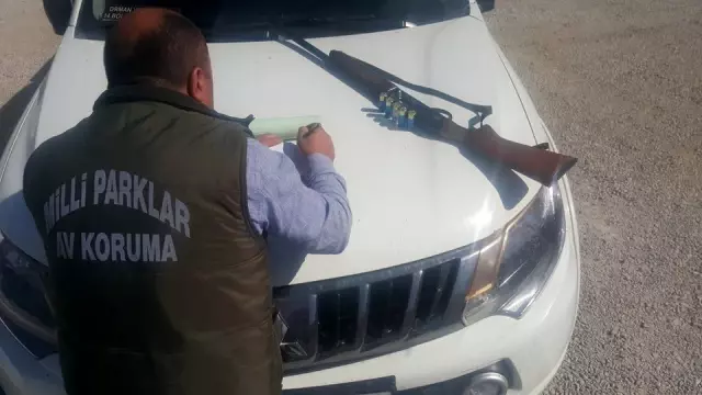 Gevaş'ta kaçak avlanan bir kişiye bin 665 TL idari para ceza parası uygulandı Gevaş'ta kaçak avlanan bir kişiye bin 665 TL idari para ceza parası uygulandı