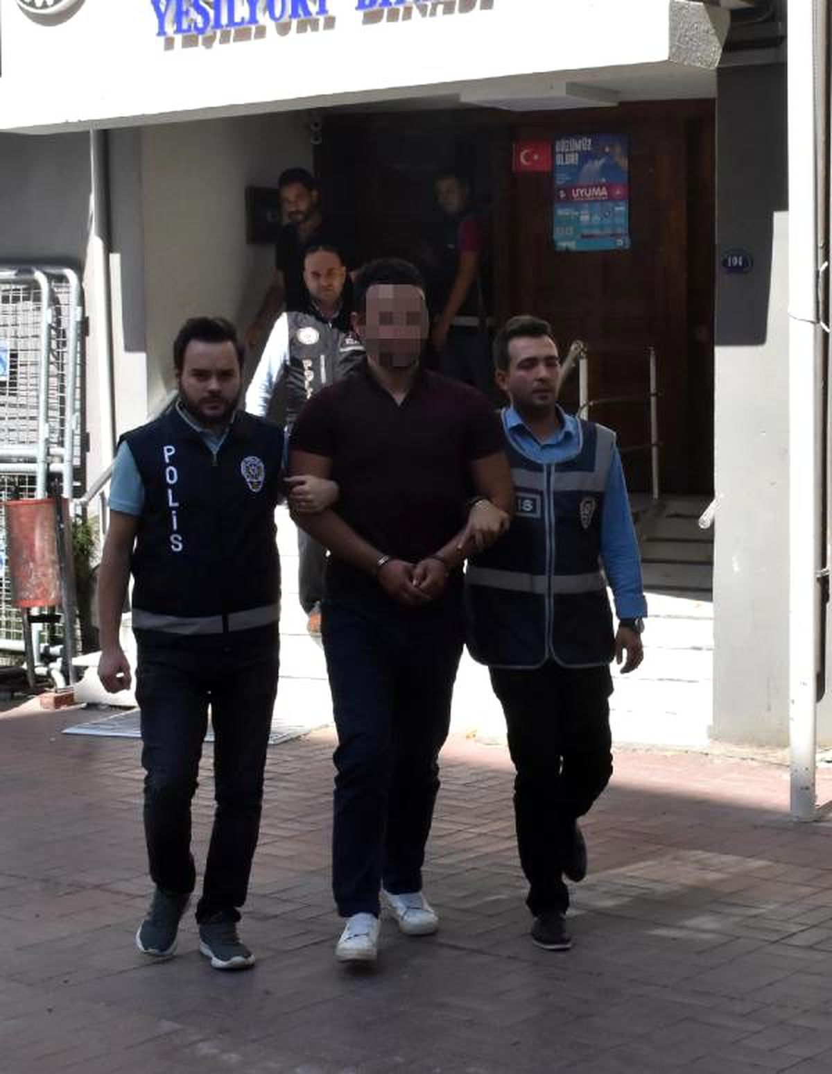 İş insanlarını 10 milyon tl dolandırdığı iddia edilen 9 kişiden 3'ü tutuklandı