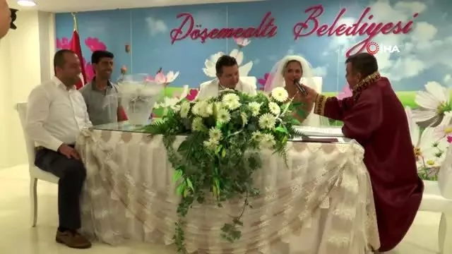 Kuzey Amerika'dan Antalya'ya uzanan aşk hikayesi...Meksikalı çift Döşemealtı'nda nikah kıydı Kuzey Amerika'dan Antalya'ya uzanan aşk hikayesi...Meksikalı çift Döşemealtı'nda nikah kıydı