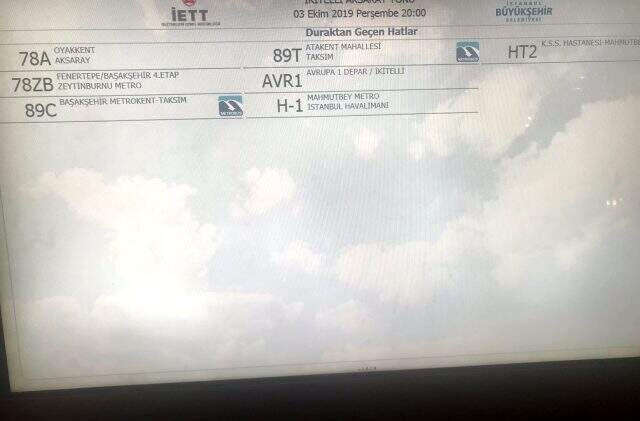 Otobüs duraklarındaki ekranlardaki hatalar, vatandaşı isyan ettirdi