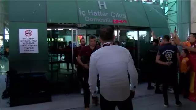 Spor galatasaray'a ankara'da coşkulu karşılama Spor galatasaray'a ankara'da coşkulu karşılama