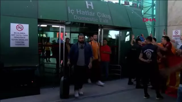 Spor galatasaray'a ankara'da coşkulu karşılama Spor galatasaray'a ankara'da coşkulu karşılama