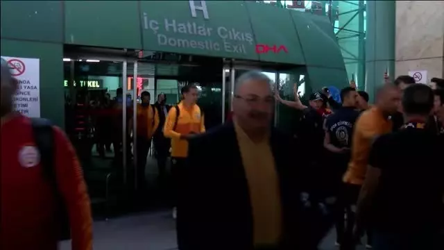 Spor galatasaray'a ankara'da coşkulu karşılama Spor galatasaray'a ankara'da coşkulu karşılama