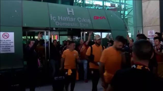 Spor galatasaray'a ankara'da coşkulu karşılama Spor galatasaray'a ankara'da coşkulu karşılama