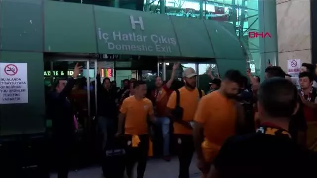 Spor galatasaray'a ankara'da coşkulu karşılama Spor galatasaray'a ankara'da coşkulu karşılama