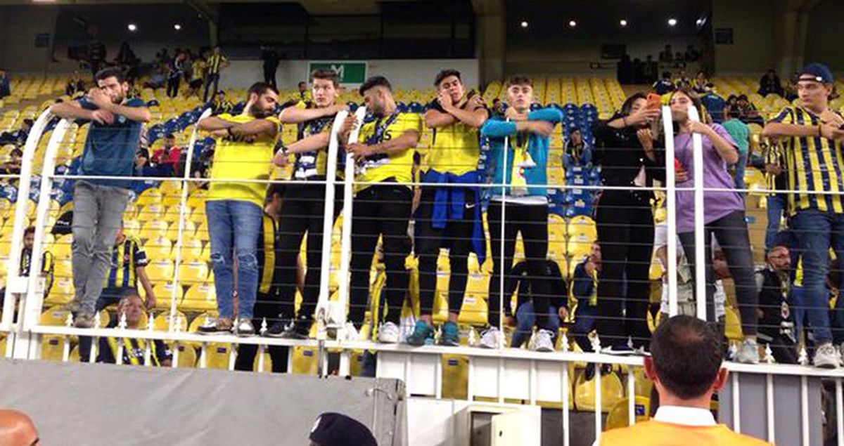 Taraftar bekledi, maç sonunda oyuncular tribünlere gitmedi!