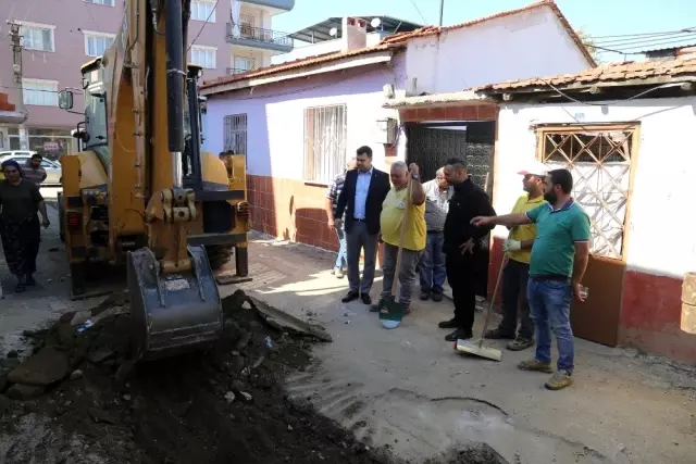 Turgutlu'da bozuk yollarda asfalt çalışmaları başladı Turgutlu'da bozuk yollarda asfalt çalışmaları başladı