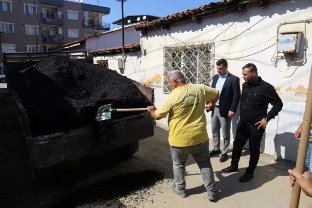 Turgutlu'da bozuk yollarda asfalt çalışmaları başladı Turgutlu'da bozuk yollarda asfalt çalışmaları başladı