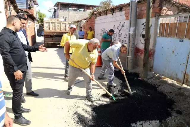 Turgutlu'da bozuk yollarda asfalt çalışmaları başladı Turgutlu'da bozuk yollarda asfalt çalışmaları başladı