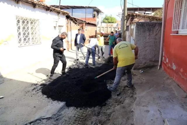 Turgutlu'da bozuk yollarda asfalt çalışmaları başladı Turgutlu'da bozuk yollarda asfalt çalışmaları başladı