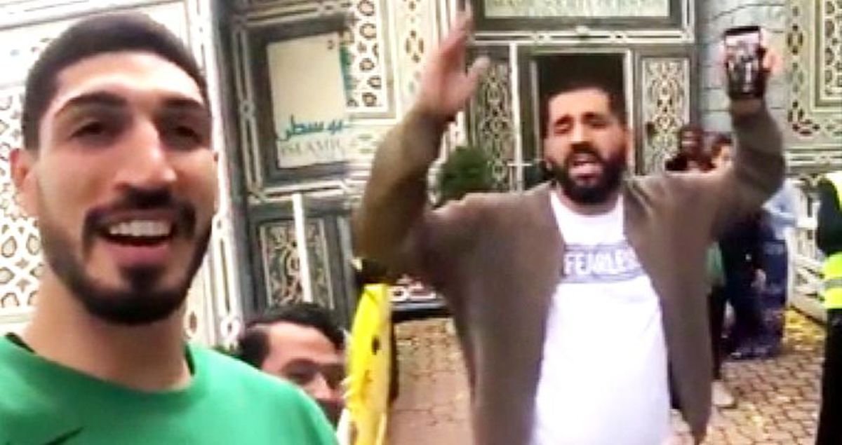 Amerika'da FETÖ'cü Enes Kanter'e Cuma namazı sonrası tepki: Babanın camisine gitseydin