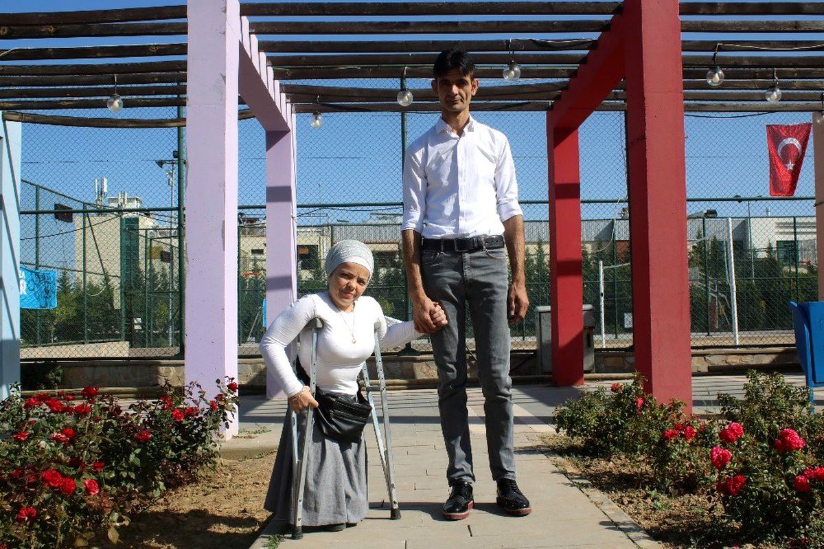 Aralarındaki 83 santimetrelik boy farkı aşklarına engel olmadı, ilişkilerini evlilikle noktaladılar