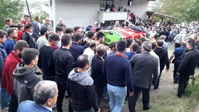 Berkay göz yaşları arasında toprağa verildi Berkay göz yaşları arasında toprağa verildi