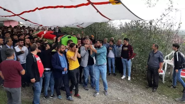 Berkay göz yaşları arasında toprağa verildi Berkay göz yaşları arasında toprağa verildi
