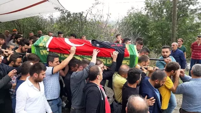 Berkay göz yaşları arasında toprağa verildi Berkay göz yaşları arasında toprağa verildi