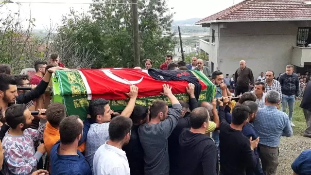 Berkay göz yaşları arasında toprağa verildi Berkay göz yaşları arasında toprağa verildi