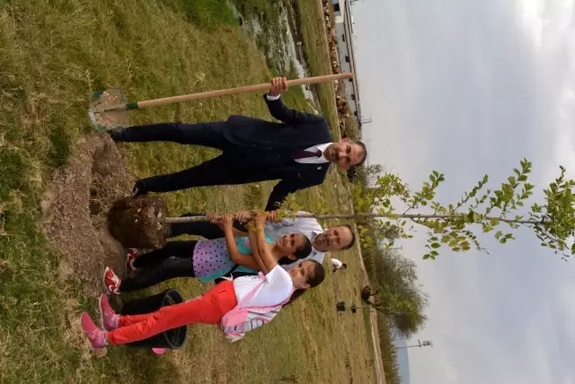 Bin fidan toprakla buluştu