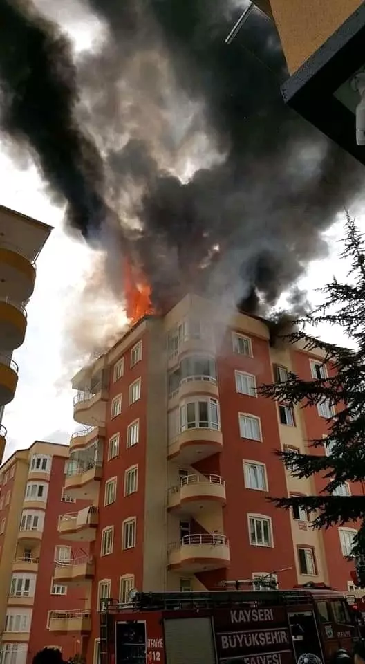 Develi'deki yangında 9 kişi çıkan dumandan zehirlendi Develi'deki yangında 9 kişi çıkan dumandan zehirlendi