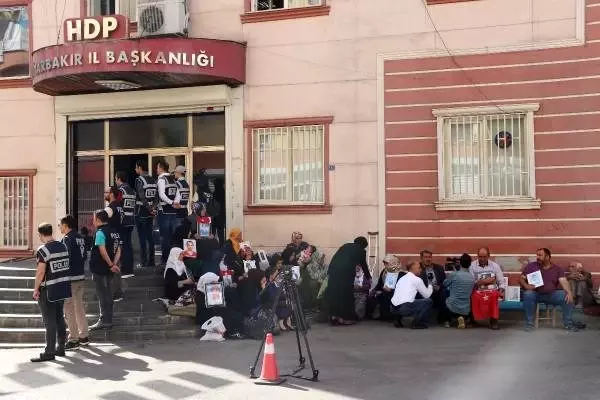 Hdp önündeki eylemde 33'üncü gün; aile sayısı 52 oldu Hdp önündeki eylemde 33'üncü gün; aile sayısı 52 oldu