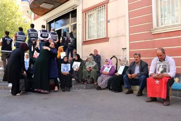 Hdp önündeki eylemde 33'üncü gün; aile sayısı 52 oldu Hdp önündeki eylemde 33'üncü gün; aile sayısı 52 oldu