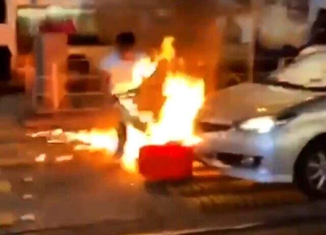 Hong Kong'da ortalık karıştı! Göstericiler polisi ateşe verdi