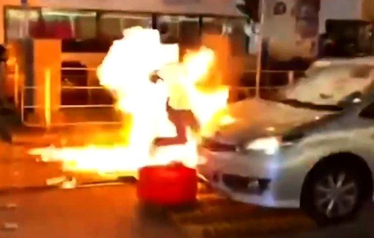 Hong Kong'da ortalık karıştı! Göstericiler polisi ateşe verdi