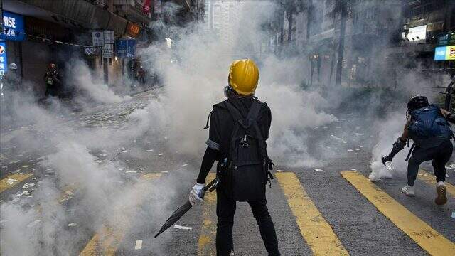 Hong Kong'da ortalık karıştı! Göstericiler polisi ateşe verdi