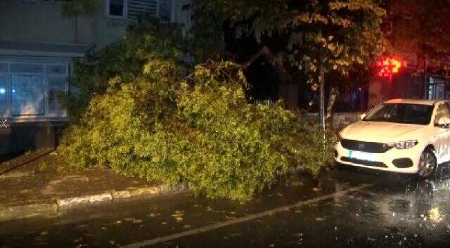 İstanbul'da sağanak ve şiddetli rüzgar vatandaşlara zor anlar yaşattı