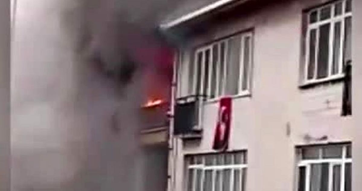Kadıköy'de 5 katlı bina alev alev yandı! O anlar kamerada