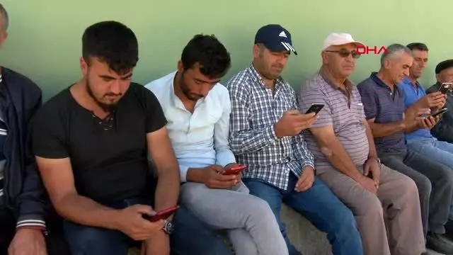 Kırşehir köylüler, cep telefonu ile konuşmak için dağa çıkıyor Kırşehir köylüler, cep telefonu ile konuşmak için dağa çıkıyor