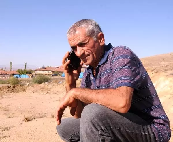 Köylüler, cep telefonu ile konuşmak için dağa çıkıyor