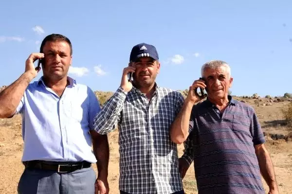 Köylüler, cep telefonu ile konuşmak için dağa çıkıyor