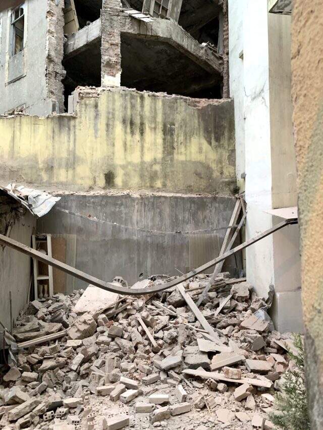 Kumbaracı Yokuşu'nda metruk bir binada meydana gelen yıkılma sonucu göçük altında kalan yavru kediler kurtarıldı