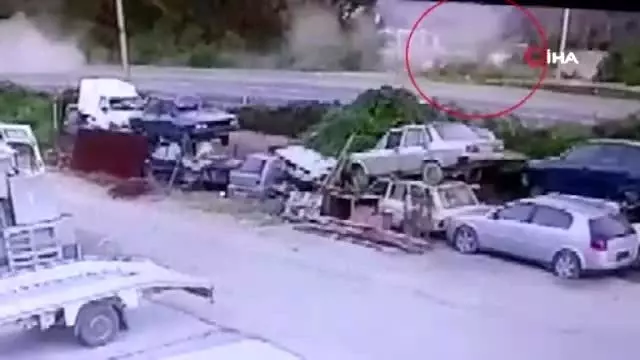 Liseli gencin kaza anı güvenlik kamerasında Liseli gencin kaza anı güvenlik kamerasında