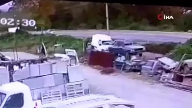 Liseli gencin kaza anı güvenlik kamerasında Liseli gencin kaza anı güvenlik kamerasında