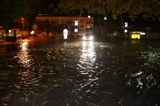 Manisa'da sağanak etkili oldu Manisa'da sağanak etkili oldu