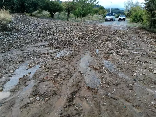 Sağanak ve fırtına Turgutlu'da etkili oldu Sağanak ve fırtına Turgutlu'da etkili oldu