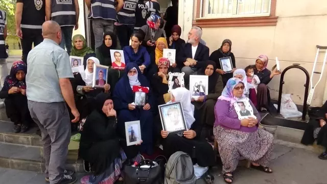 Sanatçı Bahadır Yenişehirlioğlu'dan evlat nöbeti tutan ailelere destek ziyareti Sanatçı Bahadır Yenişehirlioğlu'dan evlat nöbeti tutan ailelere destek ziyareti
