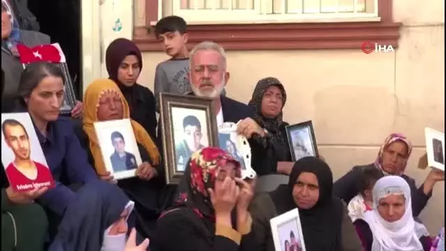 Sanatçı Bahadır Yenişehirlioğlu'dan evlat nöbeti tutan ailelere destek ziyareti Sanatçı Bahadır Yenişehirlioğlu'dan evlat nöbeti tutan ailelere destek ziyareti