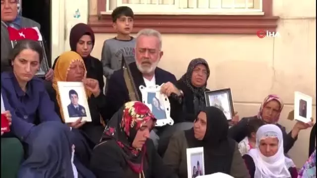 Sanatçı Bahadır Yenişehirlioğlu'dan evlat nöbeti tutan ailelere destek ziyareti Sanatçı Bahadır Yenişehirlioğlu'dan evlat nöbeti tutan ailelere destek ziyareti