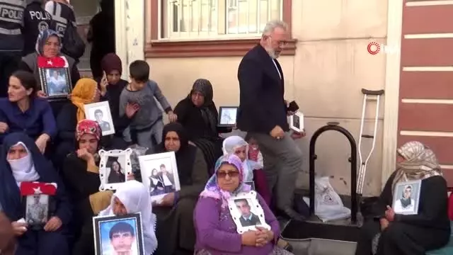 Sanatçı Bahadır Yenişehirlioğlu'dan evlat nöbeti tutan ailelere destek ziyareti Sanatçı Bahadır Yenişehirlioğlu'dan evlat nöbeti tutan ailelere destek ziyareti