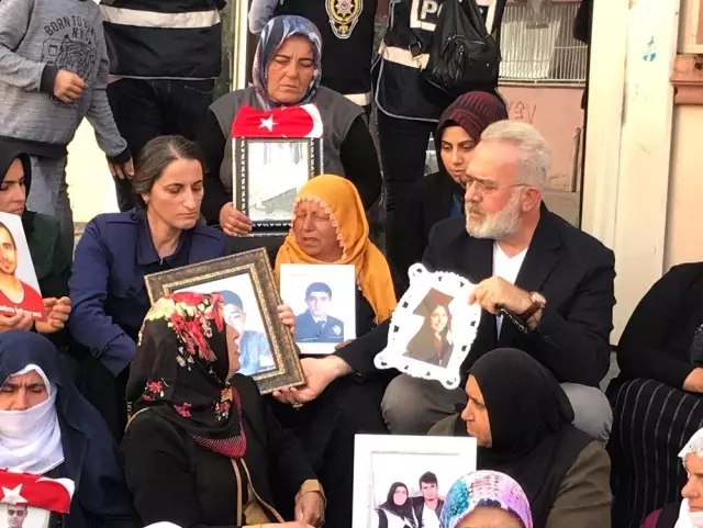 Sanatçı Bahadır Yenişehirlioğlu'dan evlat nöbeti tutan ailelere destek ziyareti Sanatçı Bahadır Yenişehirlioğlu'dan evlat nöbeti tutan ailelere destek ziyareti