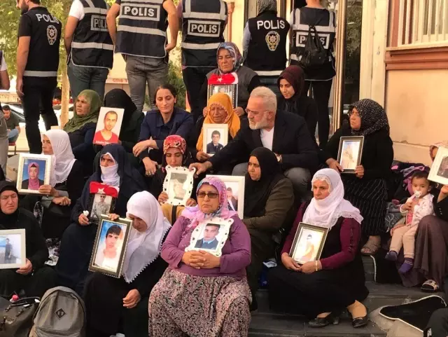 Sanatçı Bahadır Yenişehirlioğlu'dan evlat nöbeti tutan ailelere destek ziyareti Sanatçı Bahadır Yenişehirlioğlu'dan evlat nöbeti tutan ailelere destek ziyareti